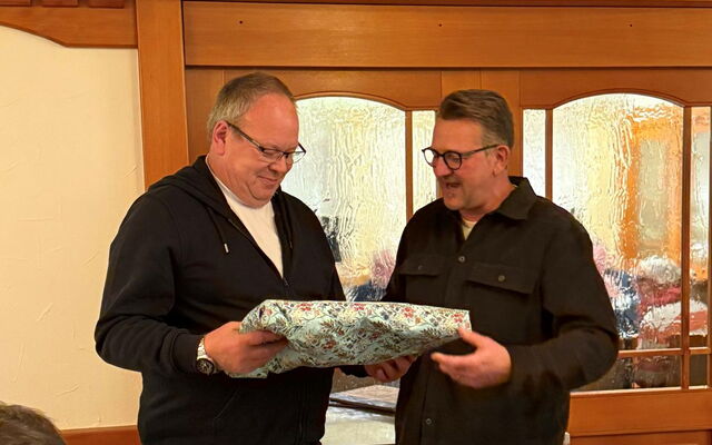 Thomas Brenzel überreicht Geschenk an Robert Maikranz