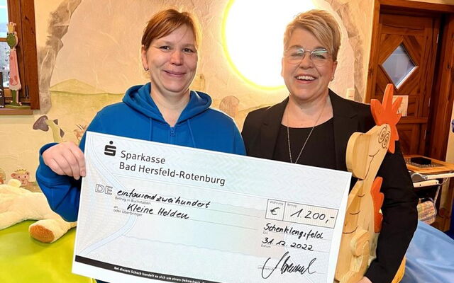 Antje Brenzel überreicht den Spendenscheck an den Verein "Kleine Helden"