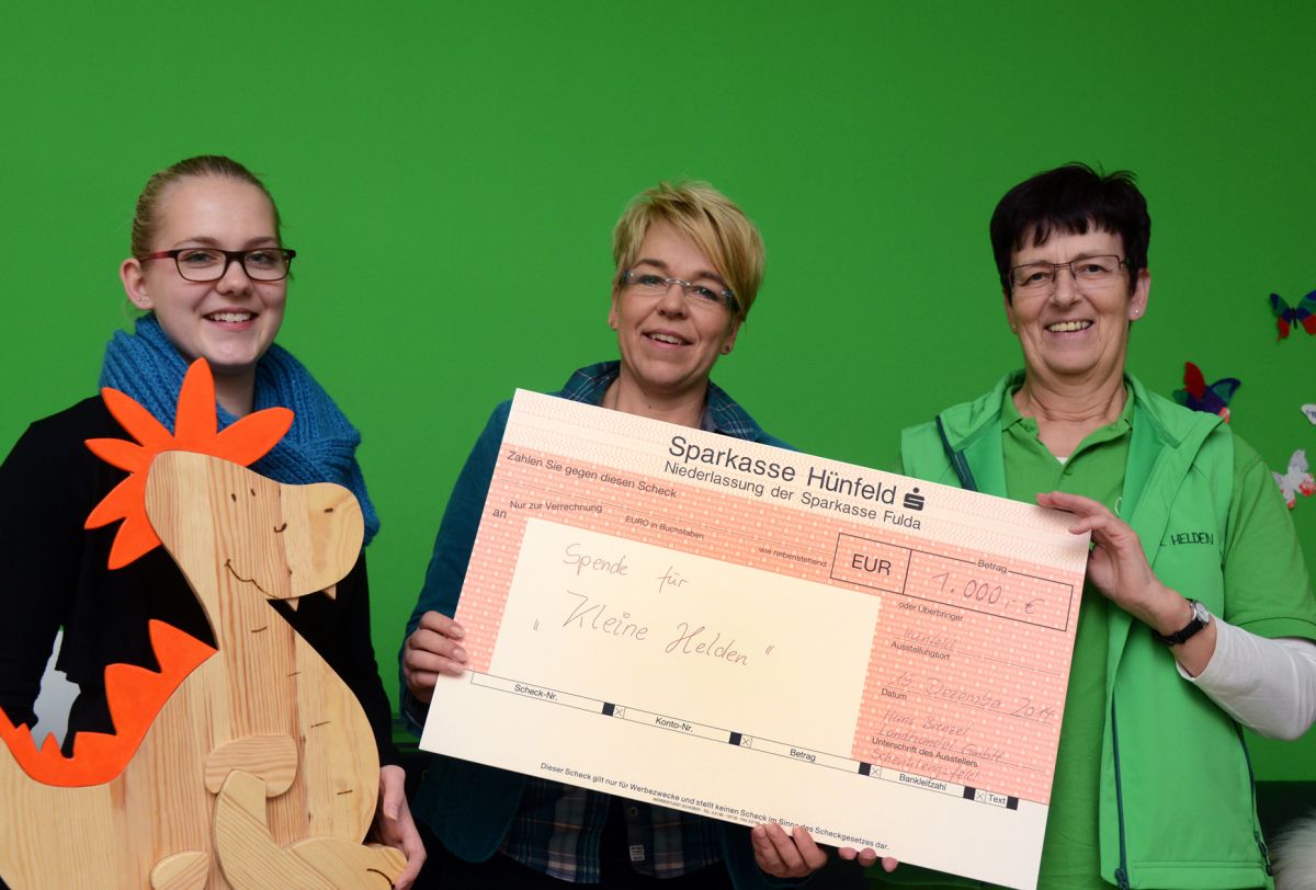 Antje Brenzel überreicht den Spendenscheck an den Verein "kleine Helden"