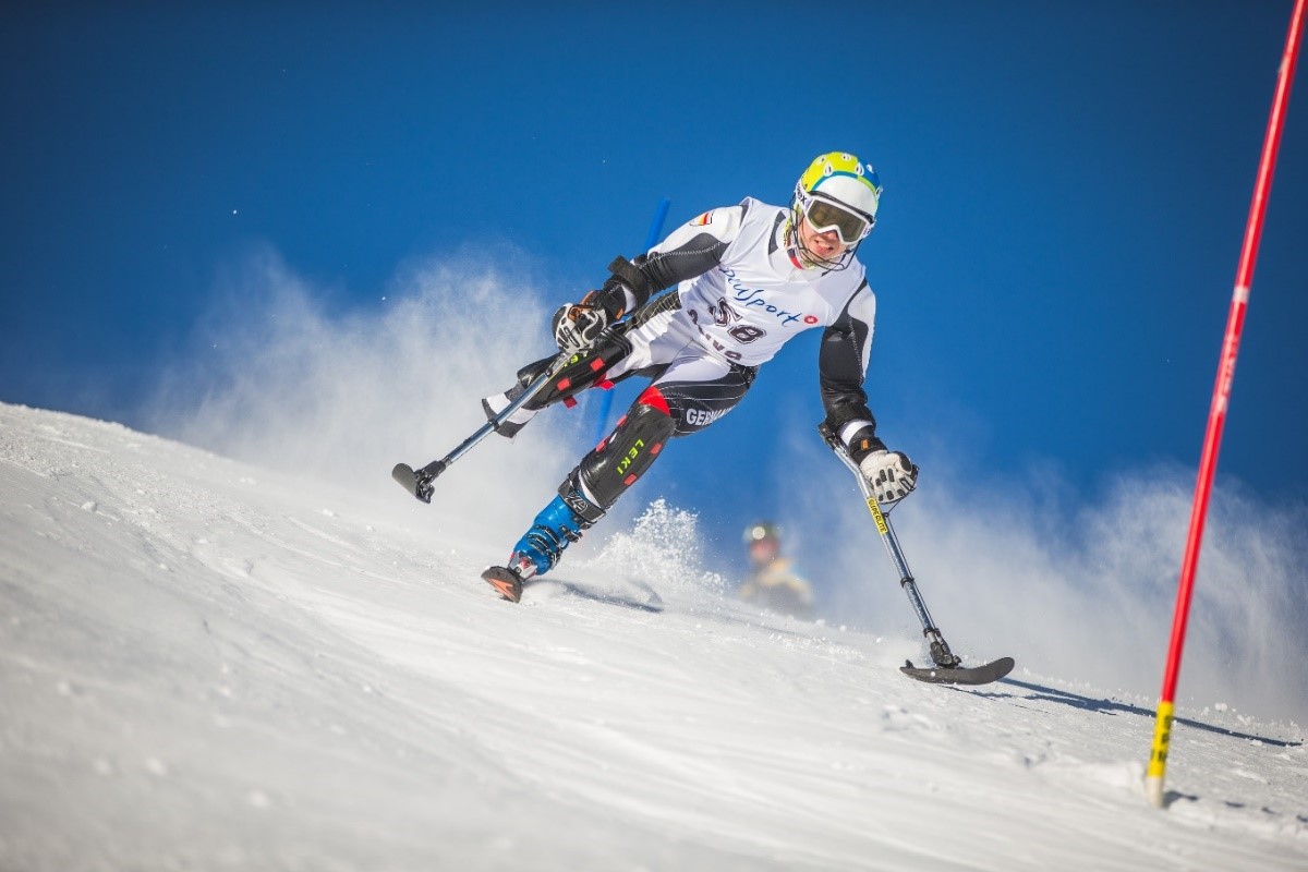 Paralympischer Nachwuchs Athlet Leander Kress bei der Ski-Abfahrt