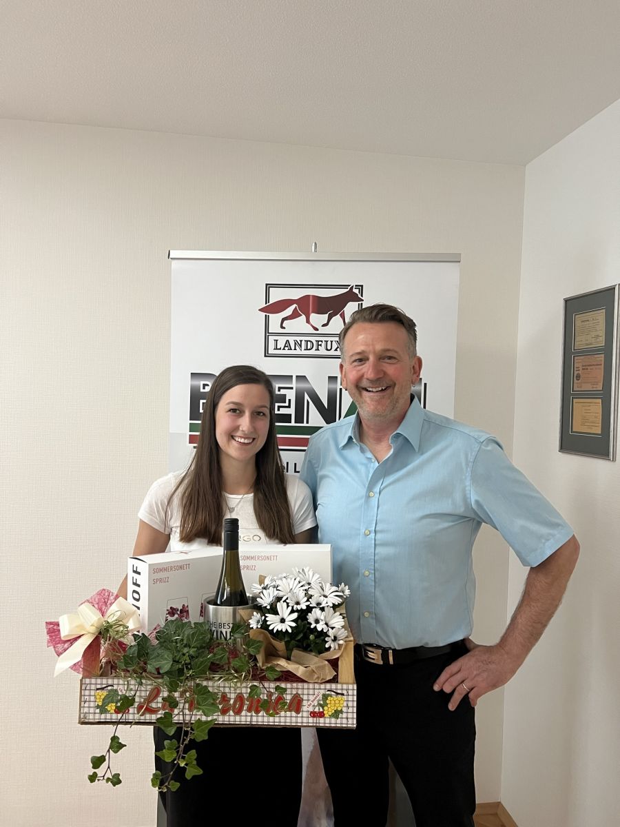 Sophie Daube mit Präsentkorb und Thomas Brenzel